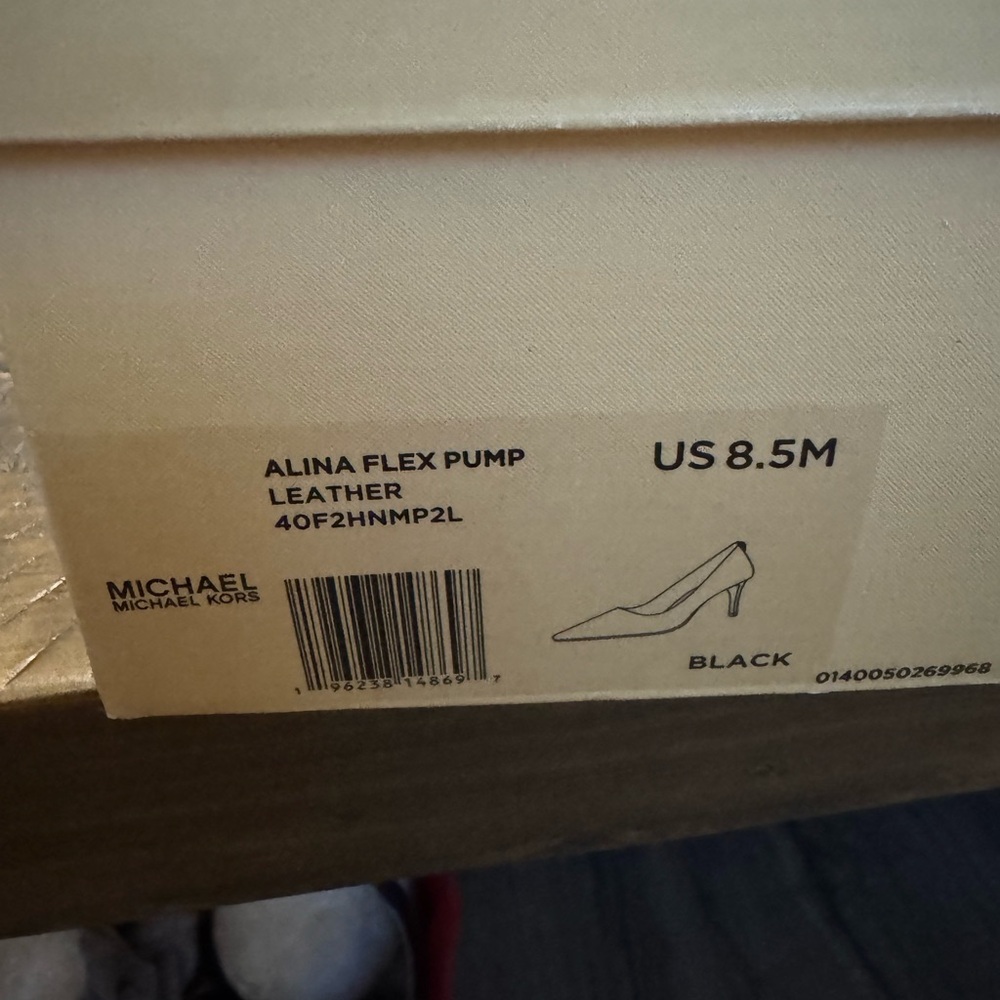 Brand new, gorgeous Michael Kors high heels. Size 8.5. - Picture 4 of 4